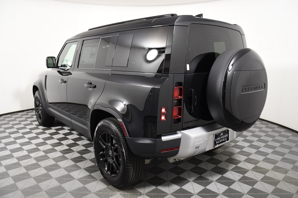 2025 Land Rover Defender 110 S photo 4