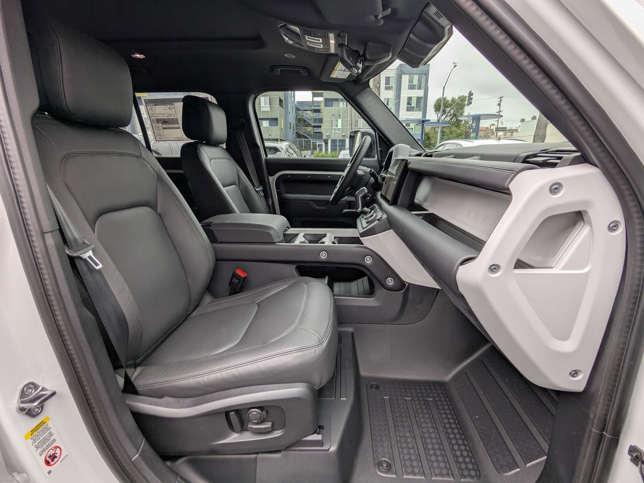 2025 Land Rover Defender 110 X-Dynamic SE photo 16