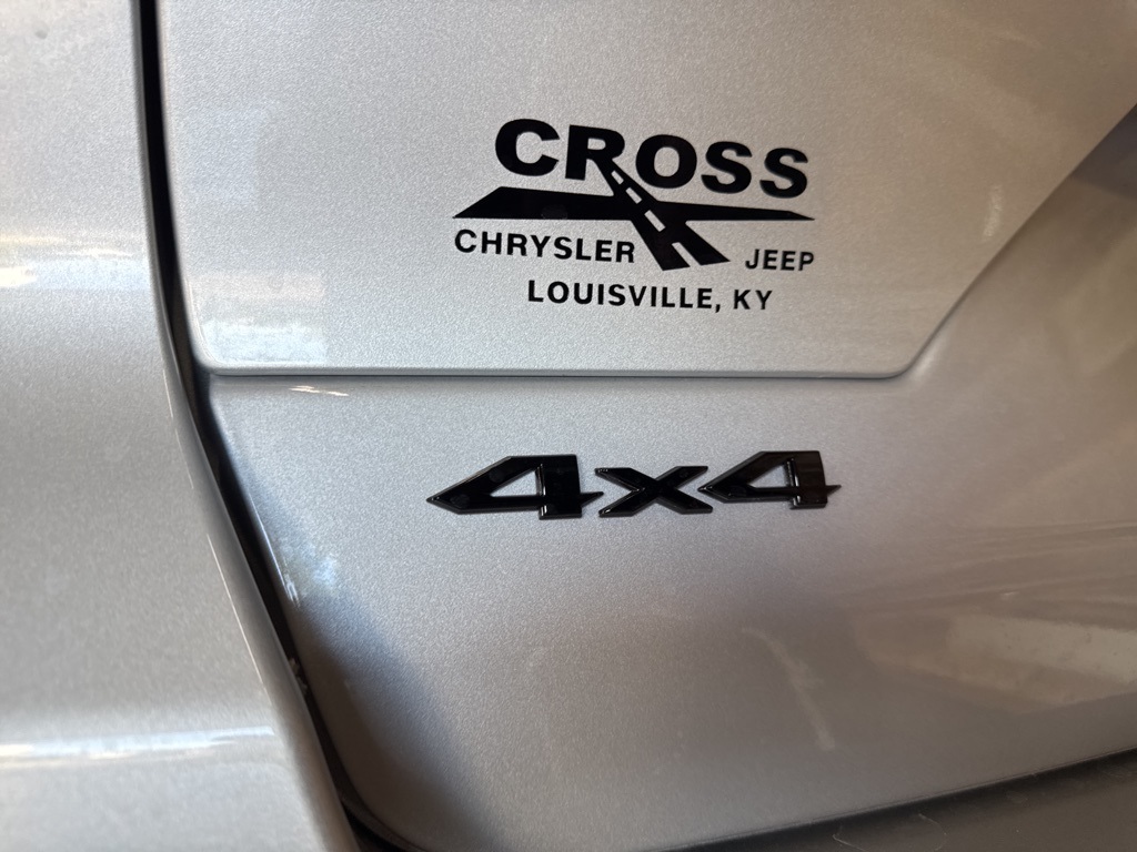 2025 Jeep Grand Cherokee Limited photo 3