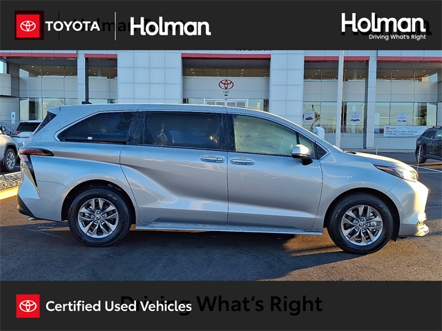 2024 Toyota Sienna LE's photo