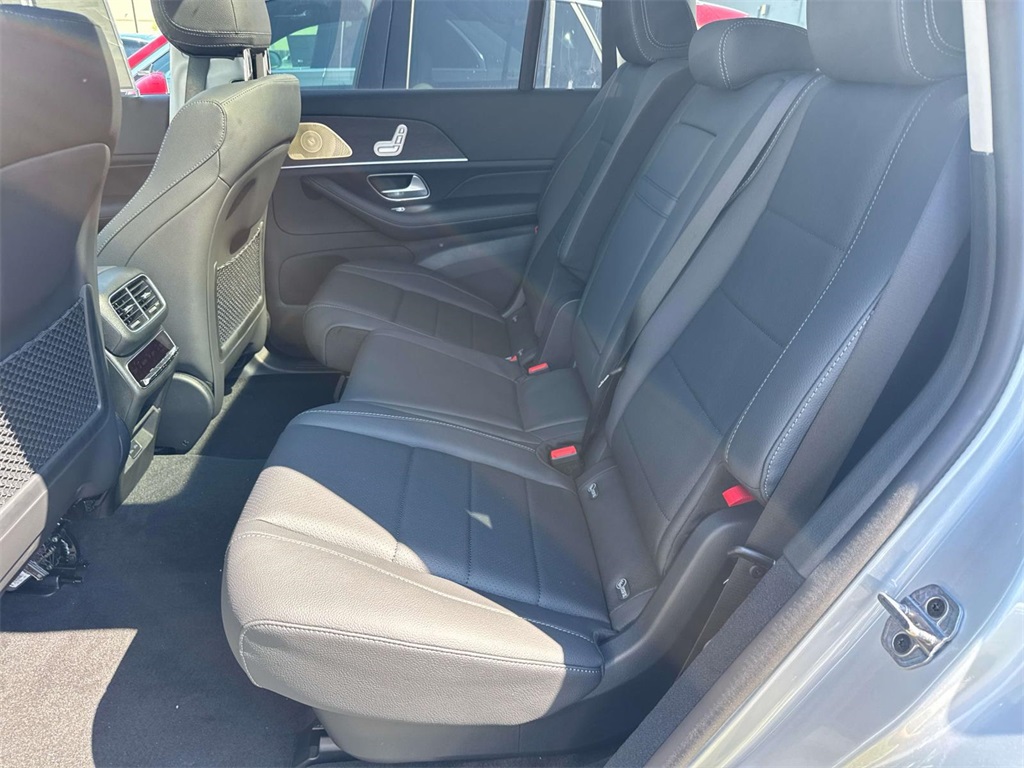 2026 Mercedes Benz GLS 450 4MATIC photo 4