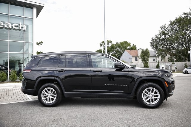 2023 Jeep Grand Cherokee Laredo photo 2