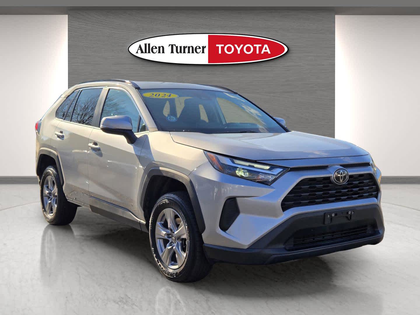 2024 Toyota RAV4 XLE's photo