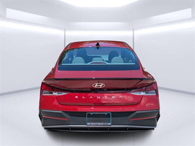 2025 Hyundai Elantra SEL Sport photo 4