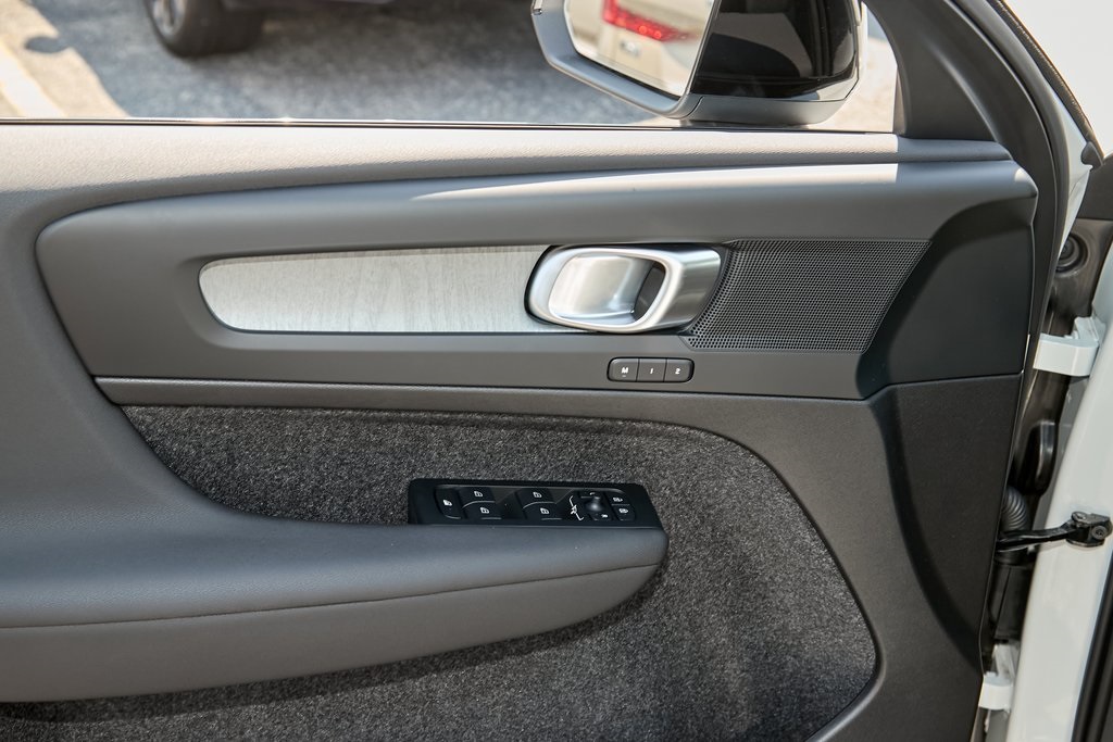 2026 VOLVO XC40 - Image 8