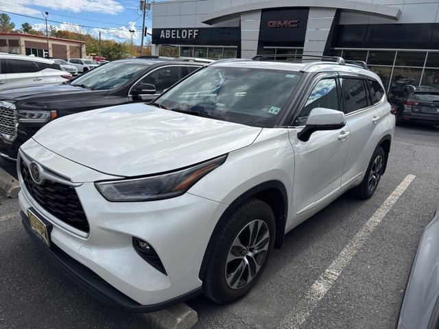 2021 Toyota Highlander XLE photo 3