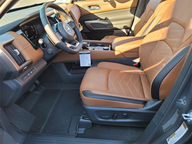 2025 Nissan Pathfinder Platinum photo 11