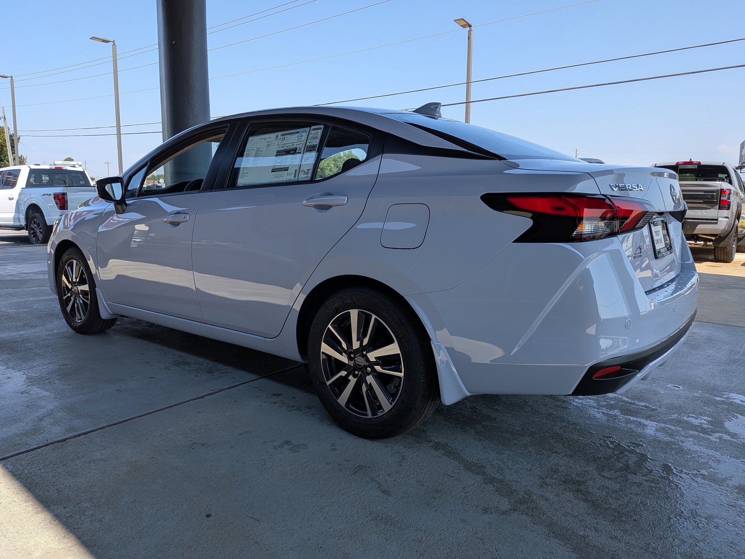 2025 Nissan Versa 1.6 SV photo 4