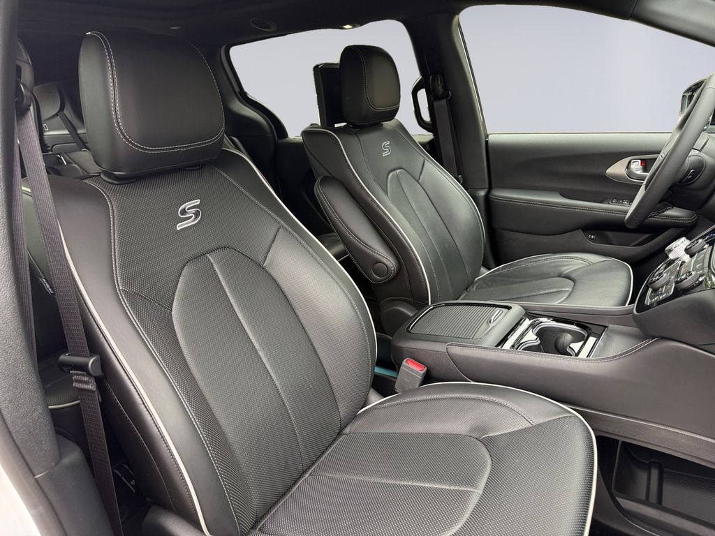 2024 Chrysler Pacifica Hybrid S Appearance photo 17