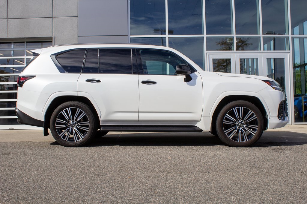 2024 Lexus LX 600 Luxury photo 4