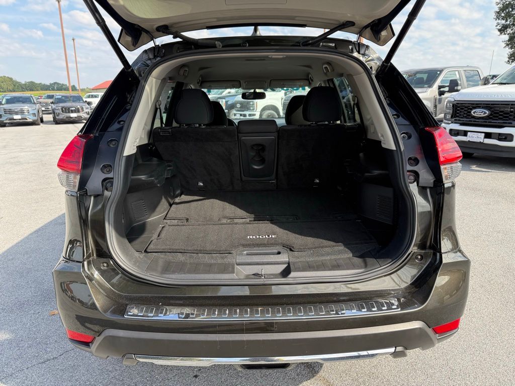 2017 Nissan Rogue SV photo 26