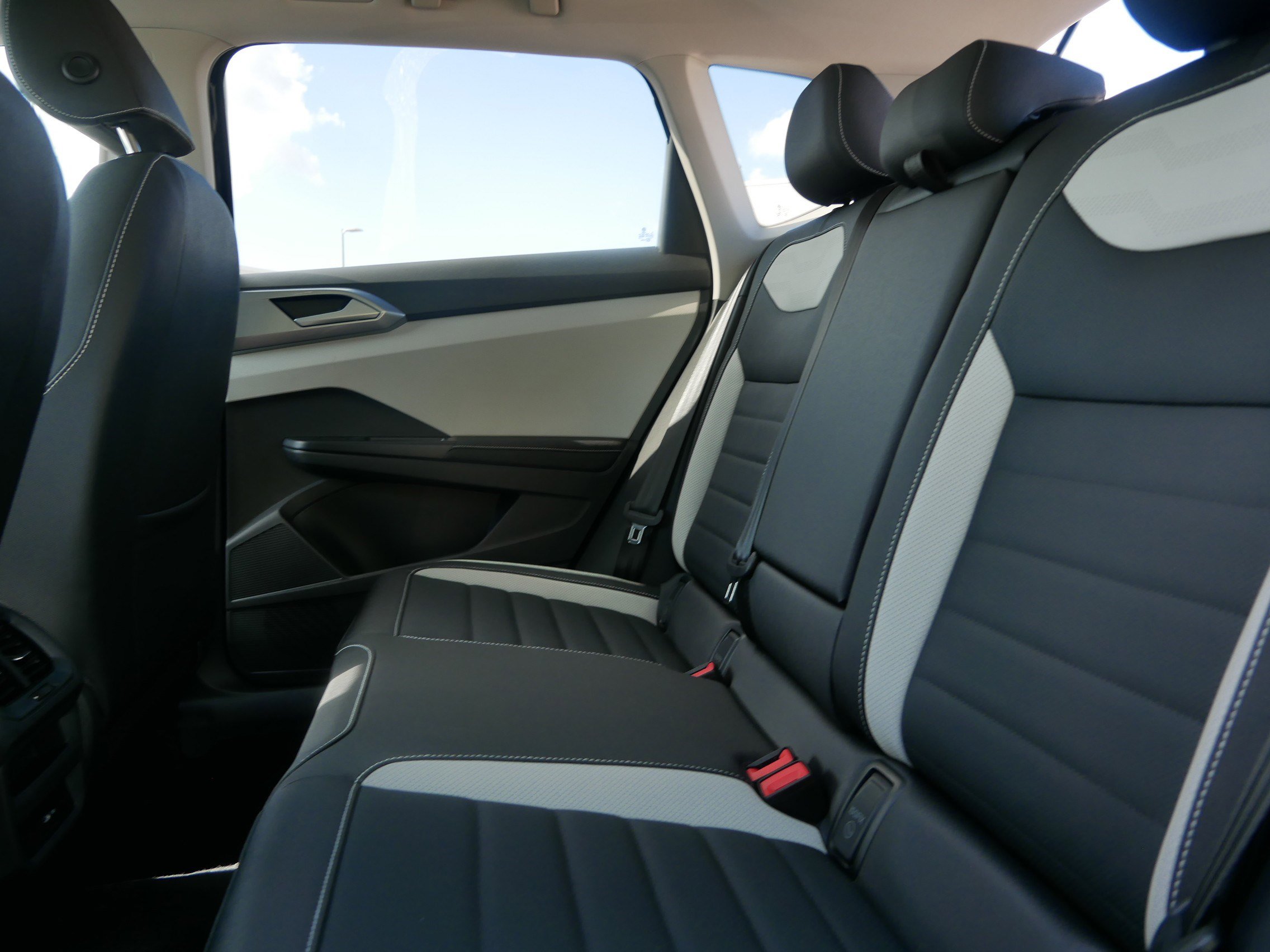 2025 Volkswagen Taos SEL photo 3