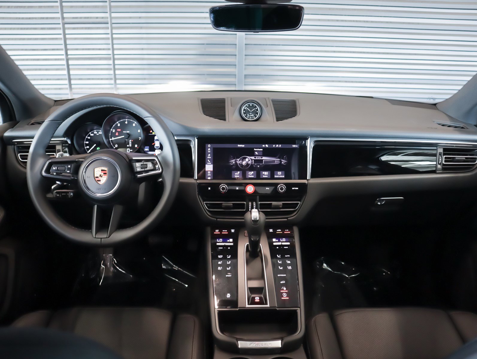 2025 Porsche Macan T photo 14