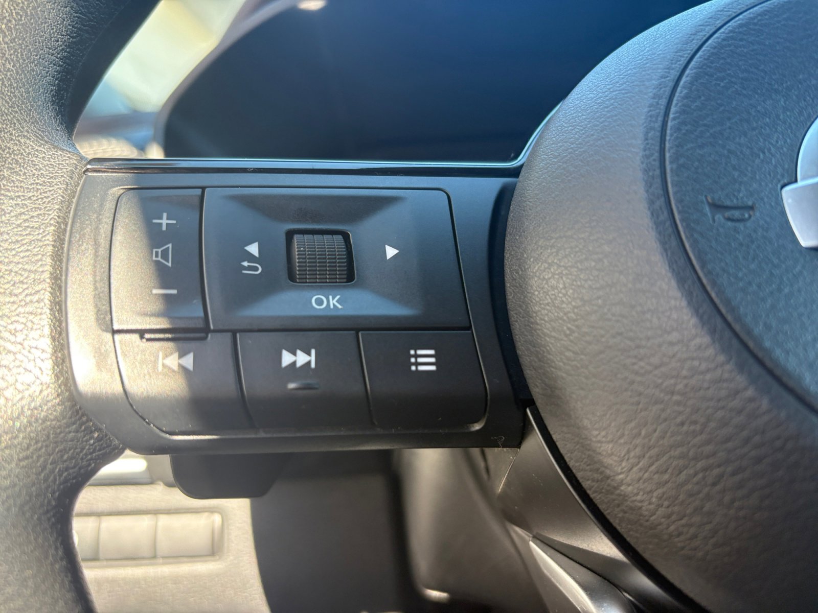 2021 Nissan Rogue SV photo 11