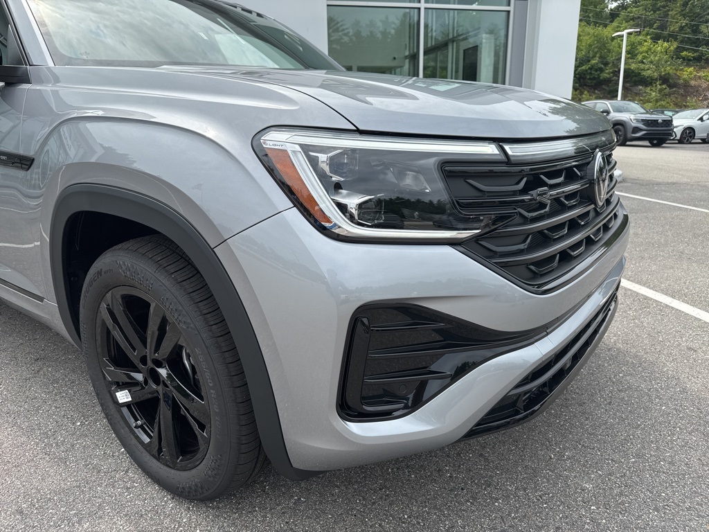 2025 Volkswagen Atlas Cross Sport SEL R-Line photo 8