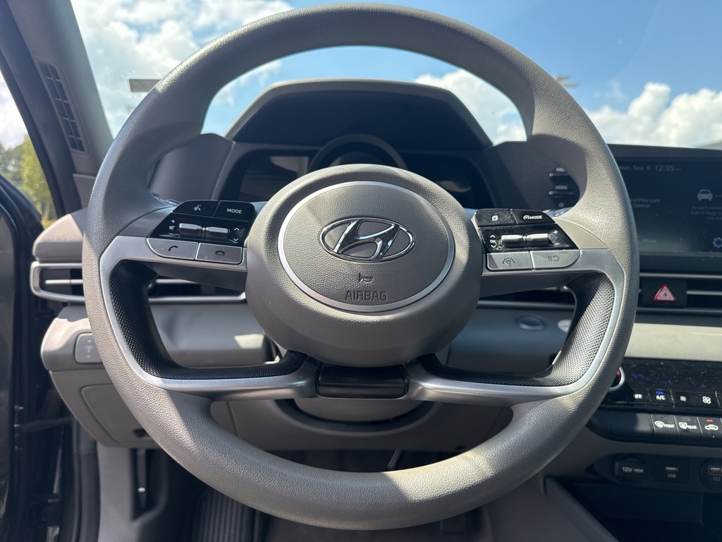 2023 Hyundai Elantra SEL photo 4