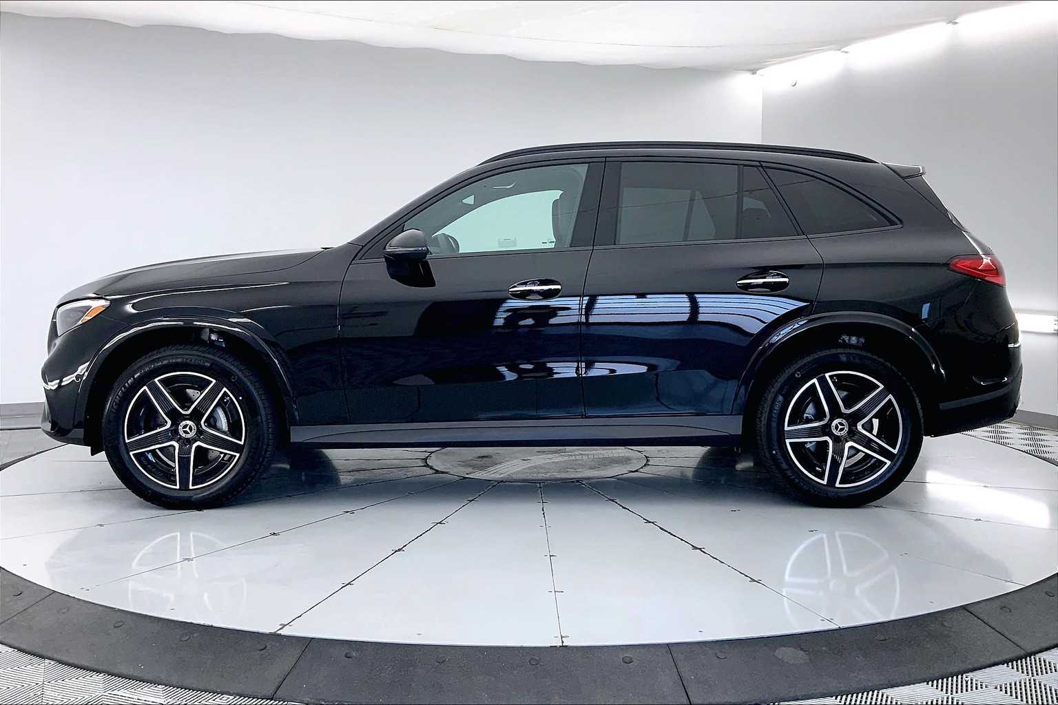 2025 Mercedes Benz GLC 300 4MATIC photo 3
