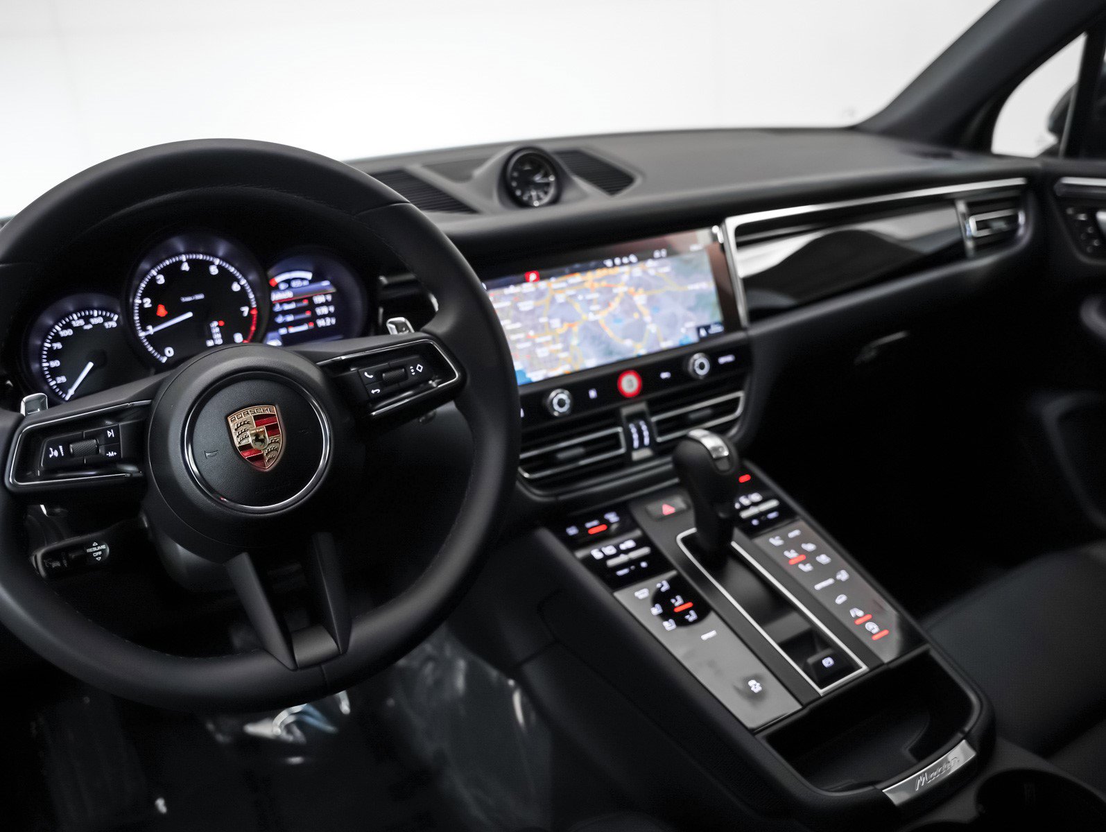 2025 Porsche Macan T photo 2