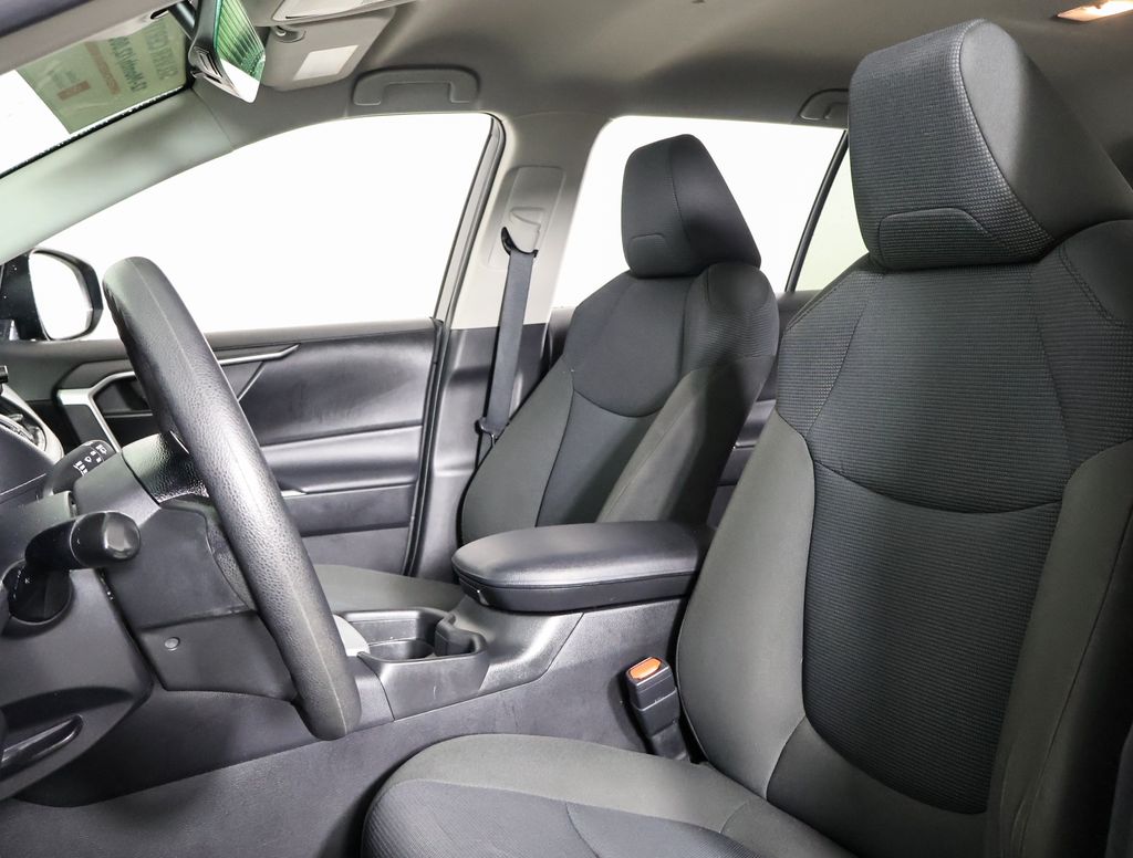2021 Toyota RAV4 LE photo 7