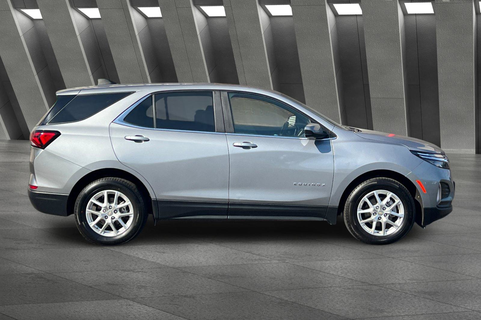 2023 Chevrolet Equinox LT photo 2