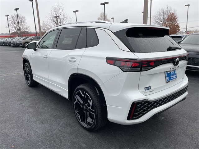 2026 Volkswagen Tiguan SEL R-Line photo 4