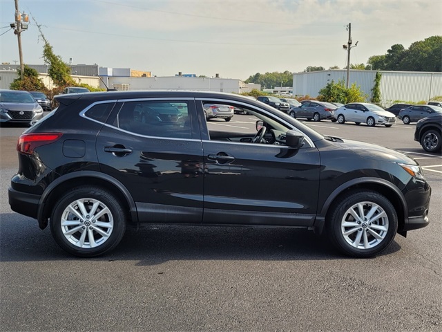 2019 Nissan Rogue Sport S photo 2