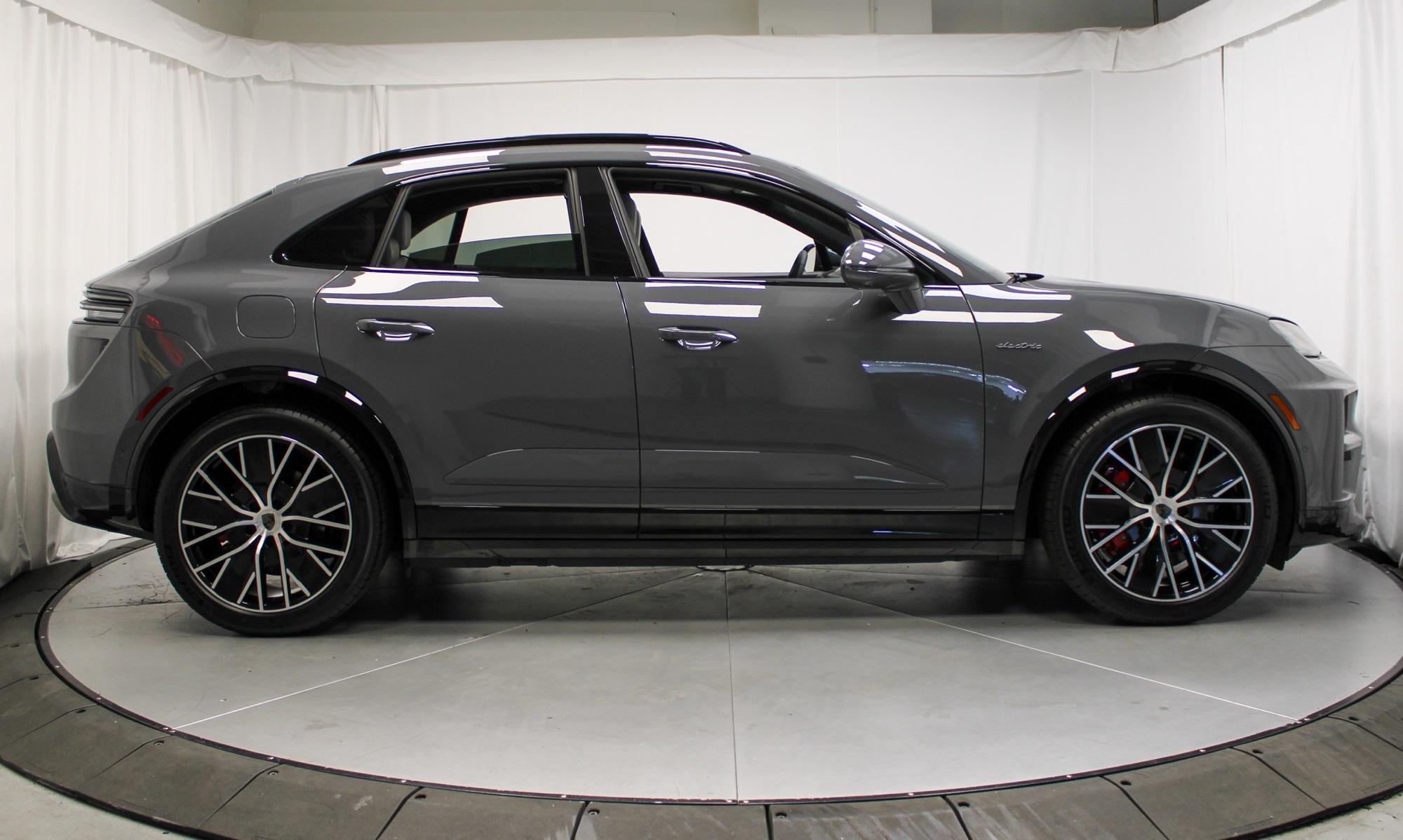 2025 Porsche Macan Electric Turbo photo 10