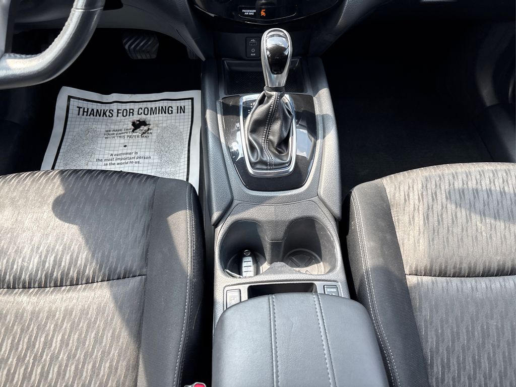 2017 Nissan Rogue SV photo 19