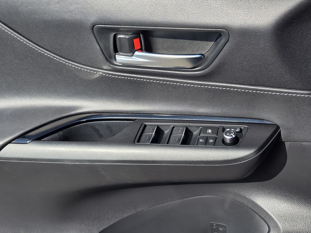 2023 Toyota Venza LE photo 18