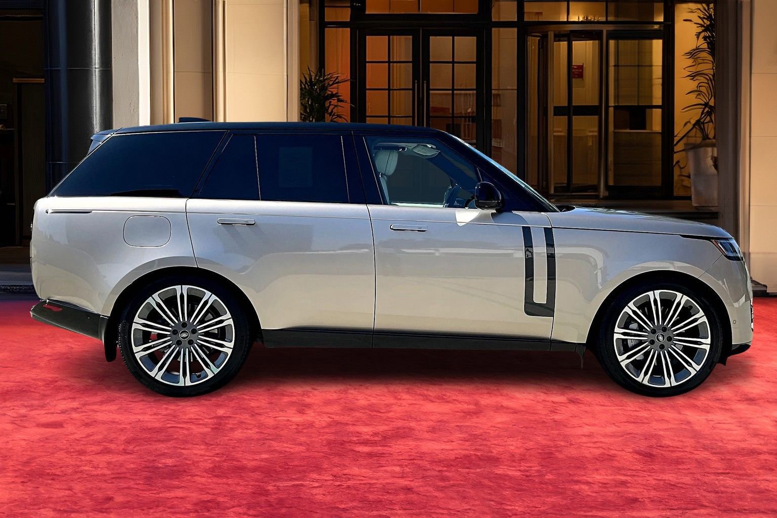2025 Land Rover Range Rover SE photo 13
