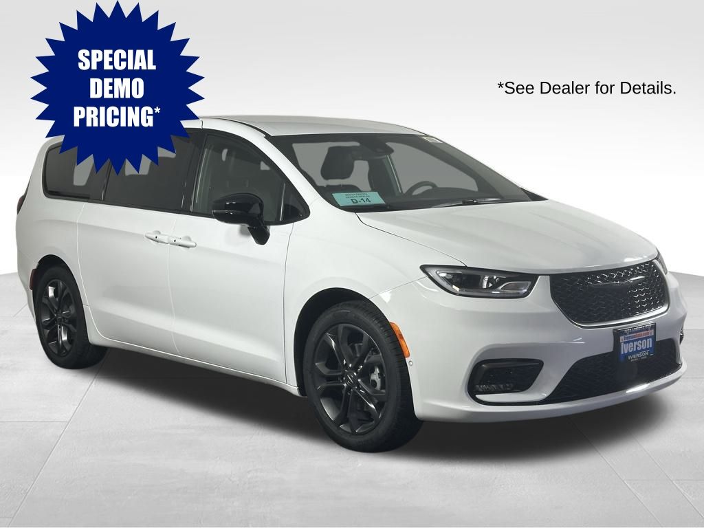 2026 Chrysler Pacifica Select's photo