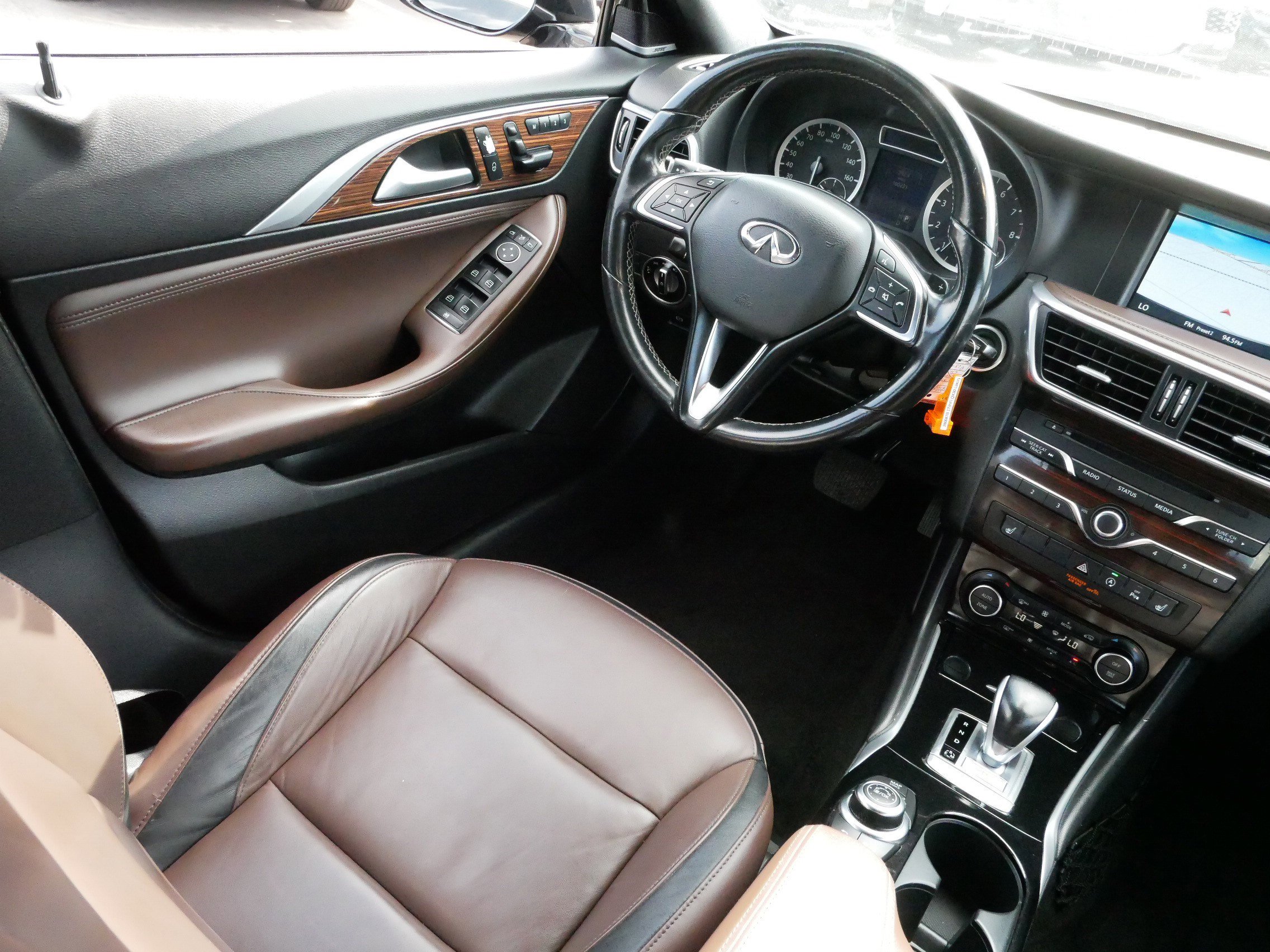 2017 Infiniti QX30 Premium photo 9