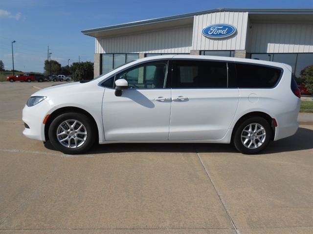 2022 Chrysler Voyager LX photo 2