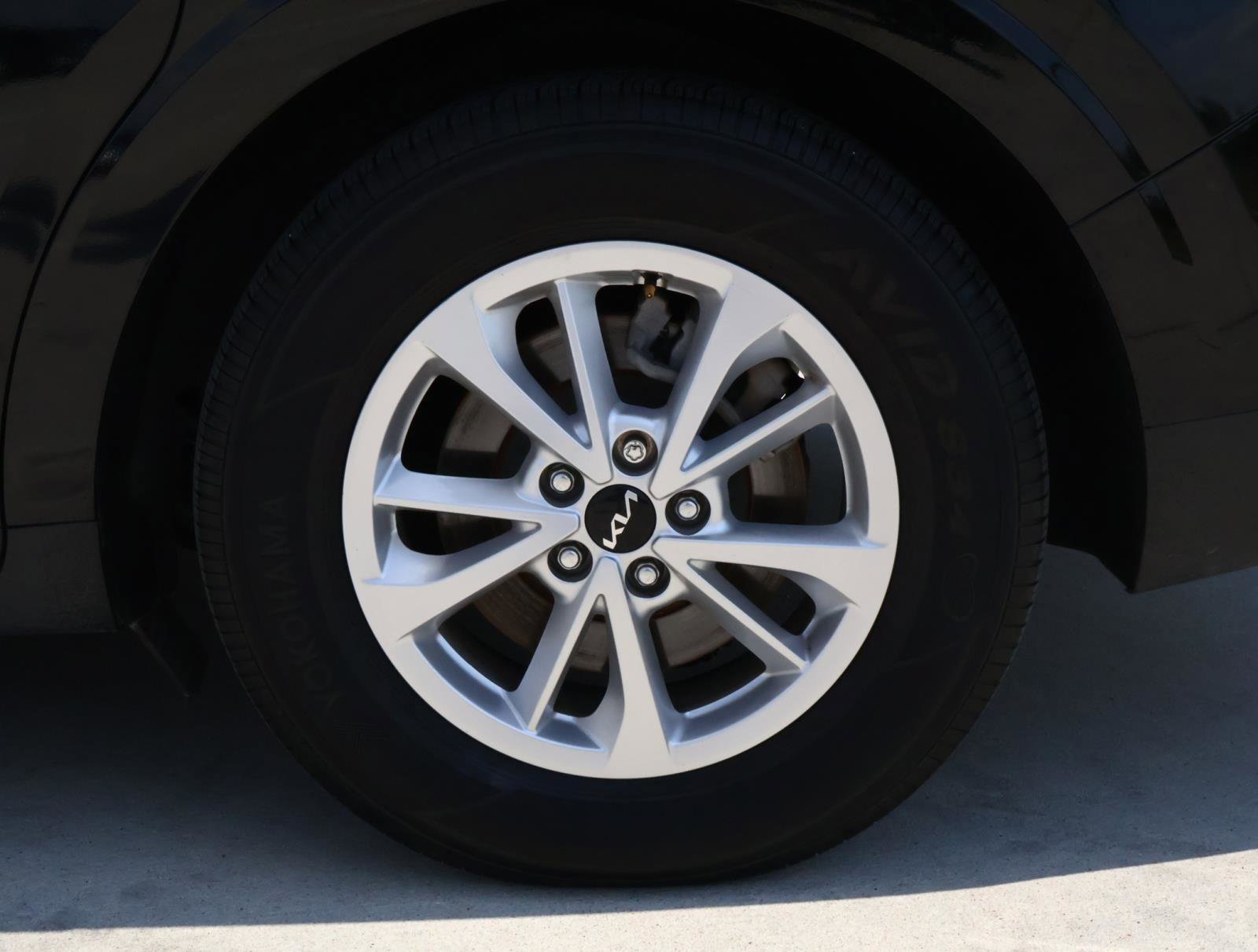 2024 Kia Carnival LX photo 8
