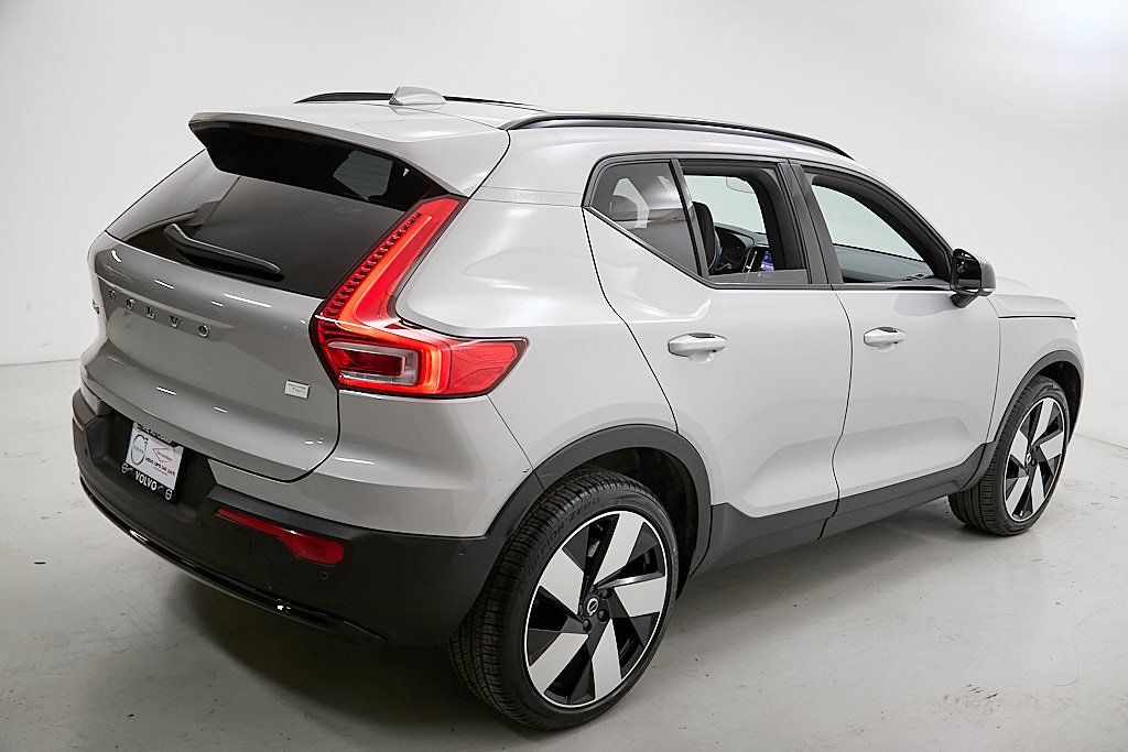 2023 VOLVO XC40 - Image 9
