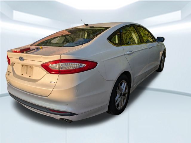 2014 Ford Fusion SE photo 2