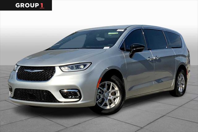 2026 Chrysler Pacifica Select's photo