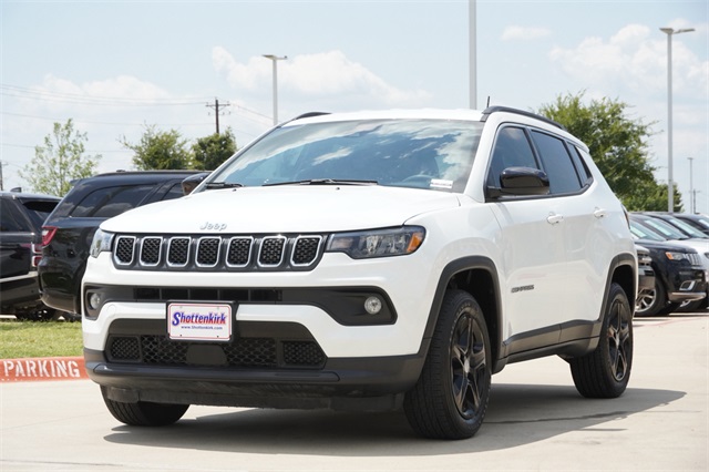 2024 Jeep Compass Latitude photo 2