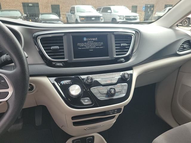 2020 Chrysler Pacifica Touring photo 4