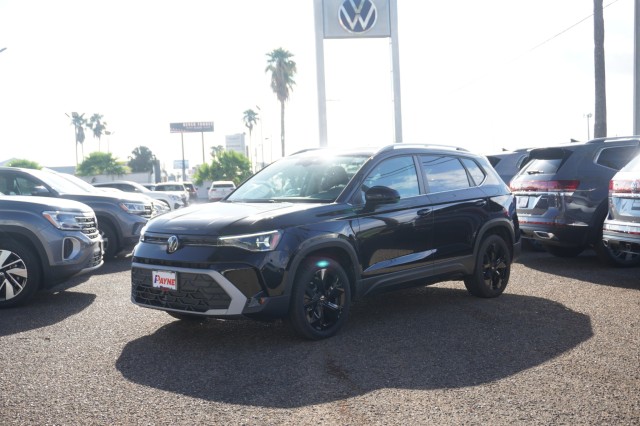 2025 Volkswagen Taos SE's photo