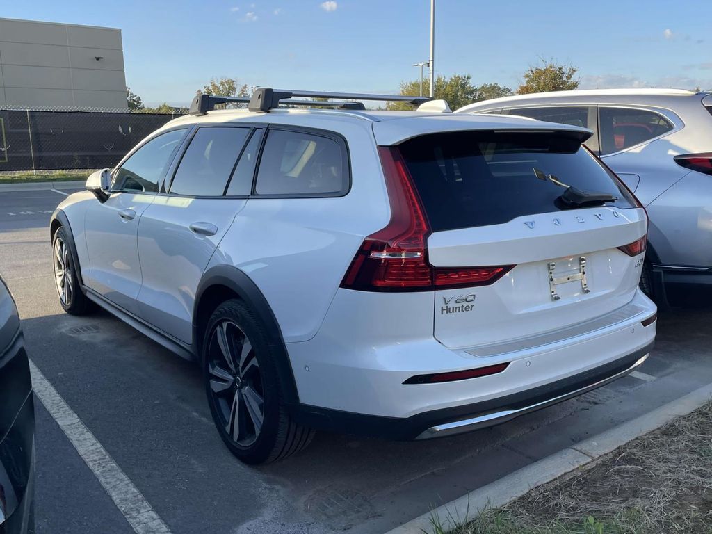2023 Volvo V60 Cross Country B5 Plus photo 2