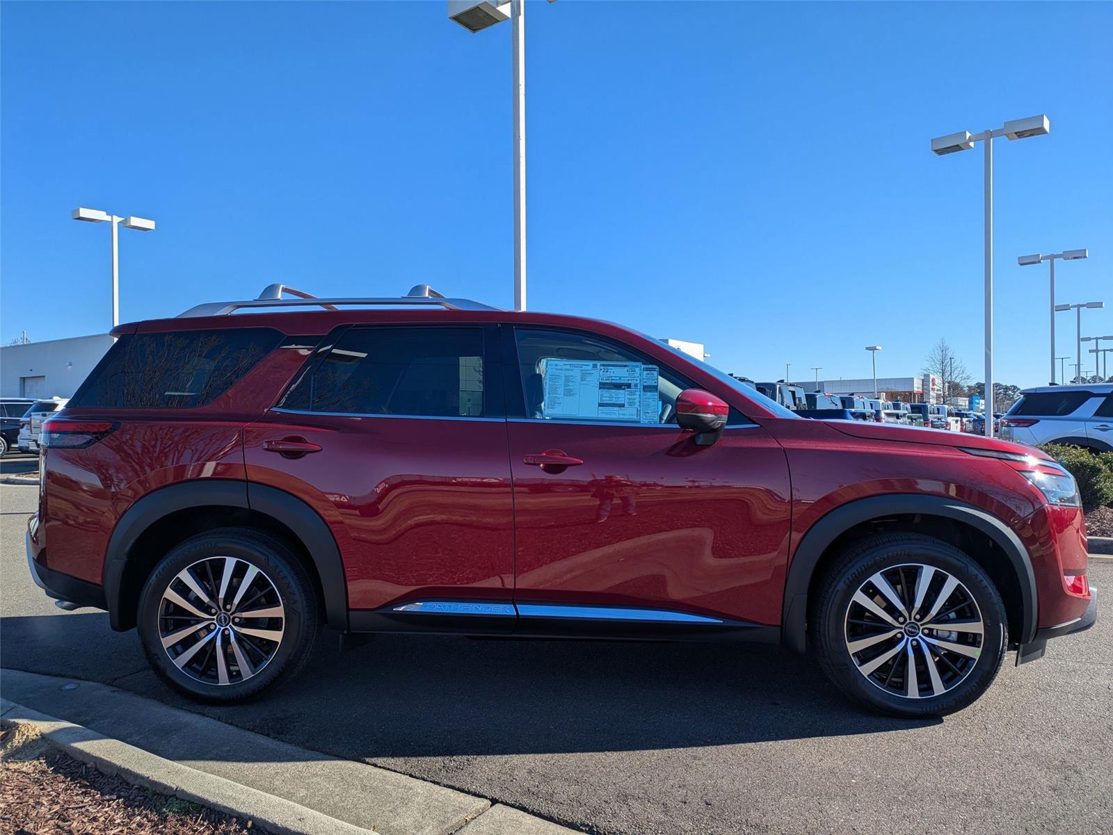 2025 Nissan Pathfinder Platinum photo 4