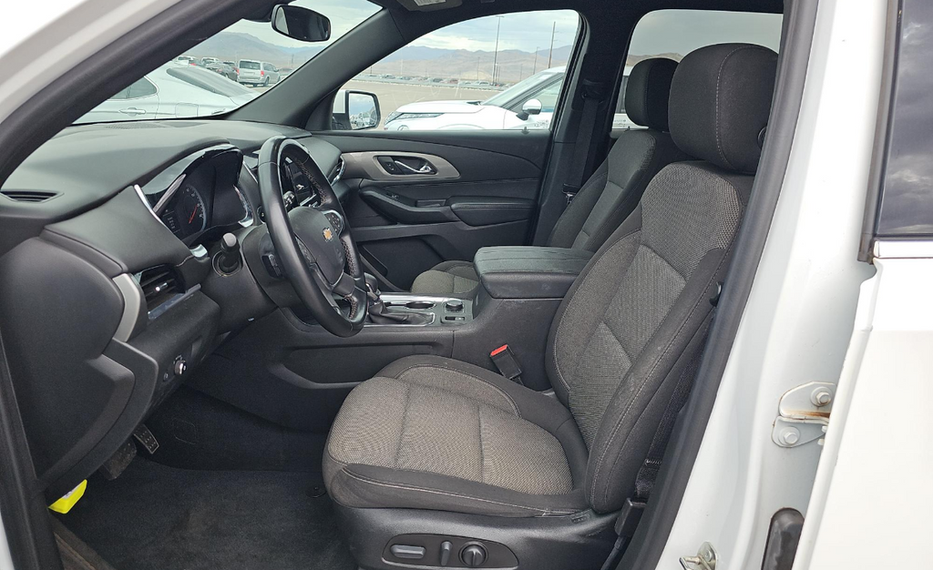 2023 Chevrolet Traverse Cloth 1LT photo 2
