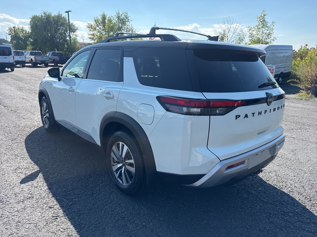 2023 Nissan Pathfinder SL photo 3