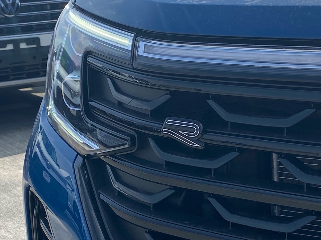2025 Volkswagen Atlas Cross Sport SEL R-Line photo 2