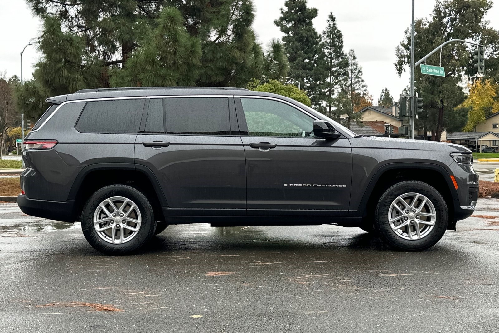 2025 Jeep Grand Cherokee Laredo X photo 2