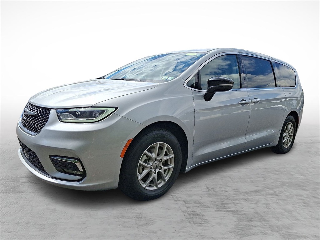 2024 Chrysler Pacifica Touring L photo 3