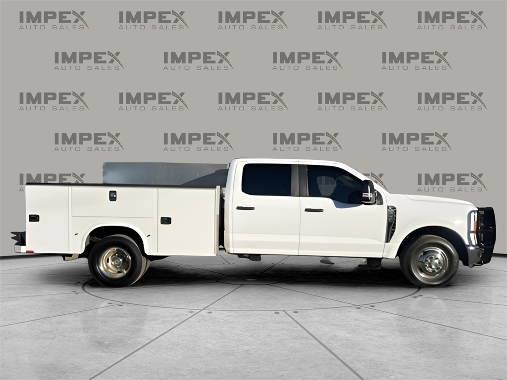 2023 Ford F-350 Super Duty Chassis Cab XL's photo