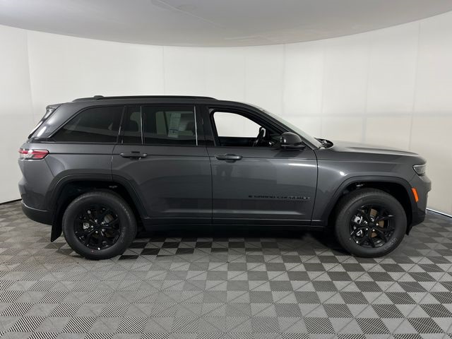 2025 Jeep Grand Cherokee Laredo Altitude photo 4