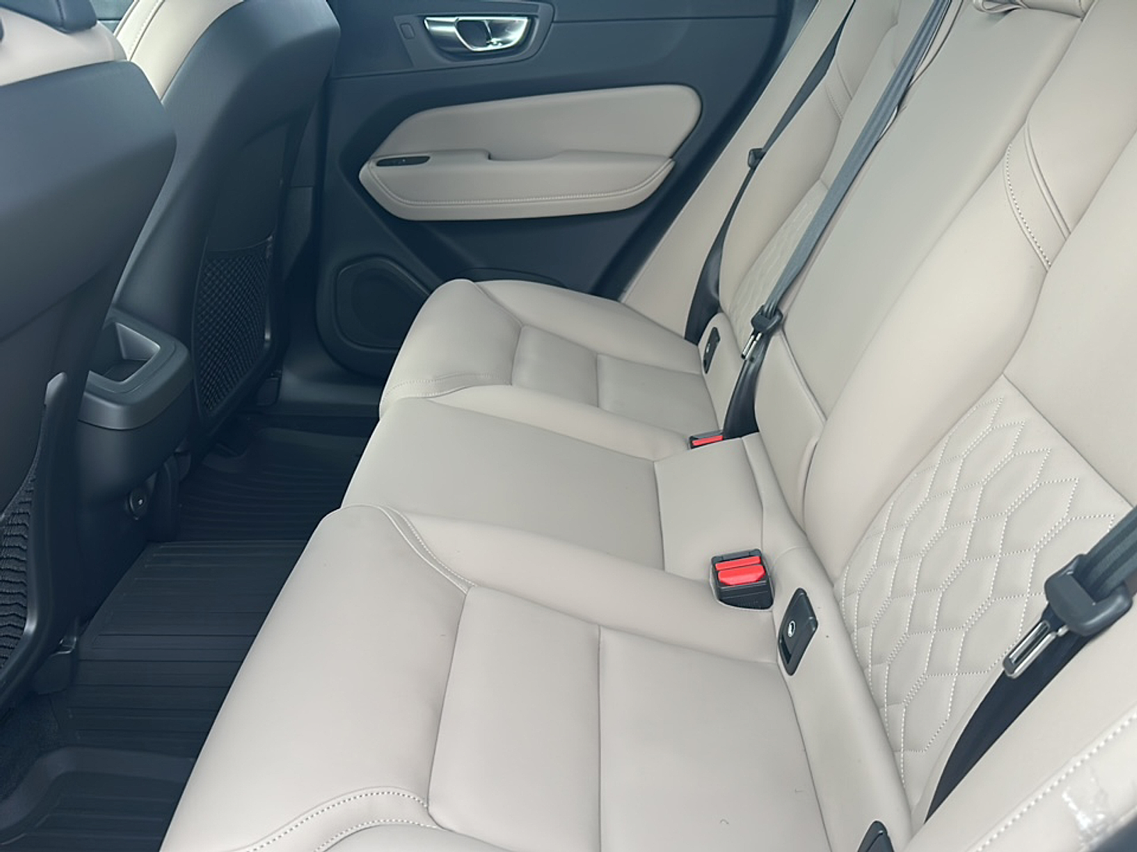 2026 Volvo XC60 B5 Plus photo 6